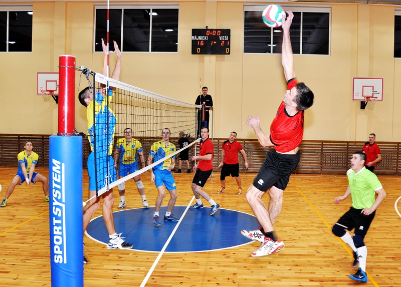 Kristaps Lisovskis gremdē bumbu.
Autors: Žanna Zālīte