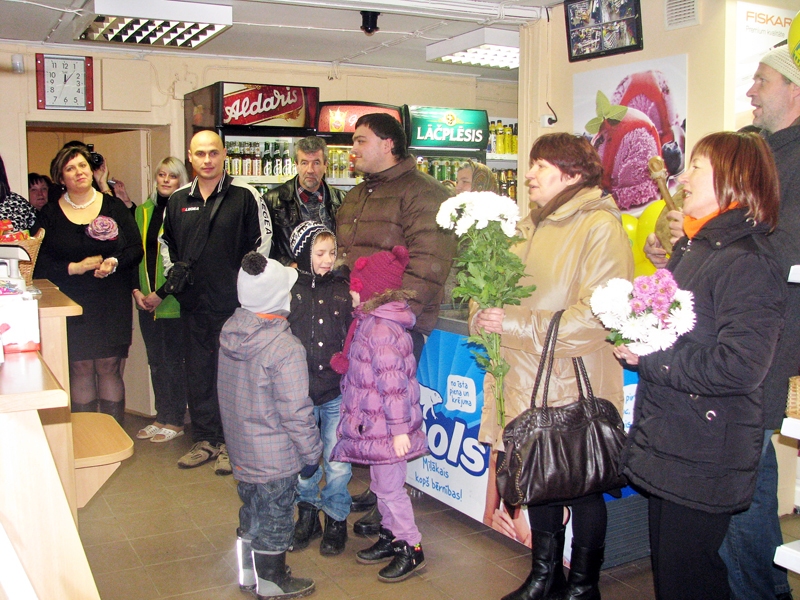 Ceraukstieši ar dziesmām un ziediem vēlēja jaunajai tirgotavai «Elvi» veiksmi, daudz pircēju un visiem tīkamas cenas.
Autors: Vilnis Auzāns