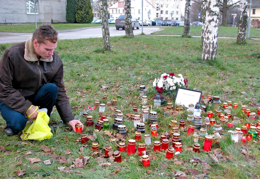 Jelgavnieks Aivars Rijkurs piemiņas brīdī atnācis skvērā pie veikala «Maxima» Bauskā. Svecīti viņš aizdedzis visu bojāgājušo piemiņai, tostarp arī savai skolasbiedrenei, kura dzīvojusi Rīgā.
Autors: Vilnis Auzāns