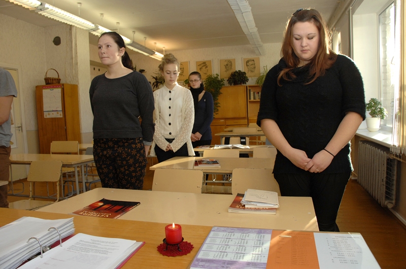 Skaidrīte Baturoviča (no labās), Valles vidusskolas vēstures skolotāja, un 12. klases audzēkņi ar klusuma brīdi piemin traģēdijā bojā gājušos. 
Autors: Ivars Bogdanovs
