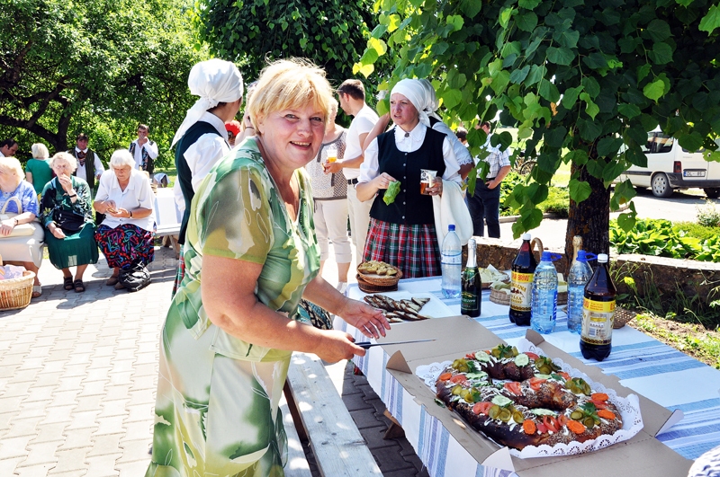 Tirgus plača atklāšanā. Biedrības «Valles klēts» valdes priekšsēdētāja Diāna Ruģele tirgus plača atklāšanā šovasar, 8. jūnijā, sanākušos ļaudis cienāja ar kliņģeri.
Autors: Foto – Žanna Zālīte