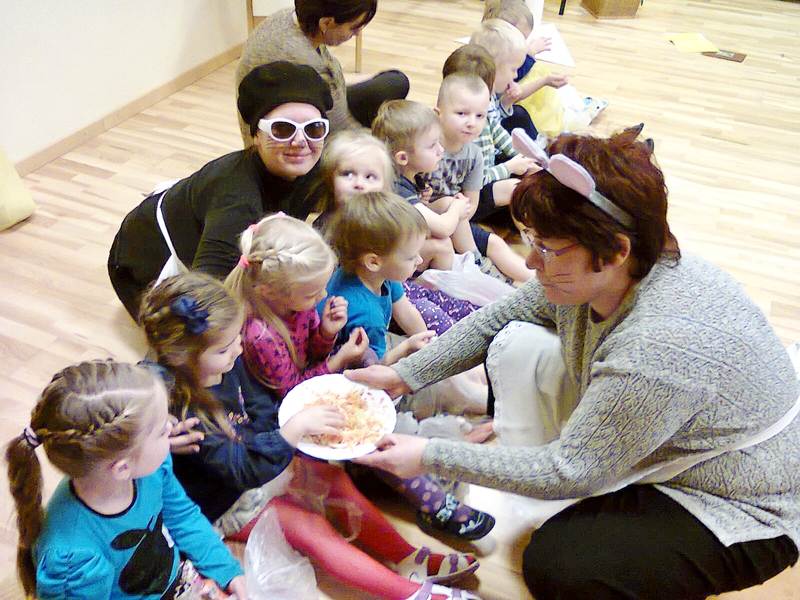 PII «Mārpuķīte» audzēkņi Globālās rīcības dienā pastiprināti domāja par veselīgu dzīvesveidu. No vietējām dabas veltēm gatavotie salāti bērniem šķita īpaši gardi.
Autors: Foto no personiskā arhīva.