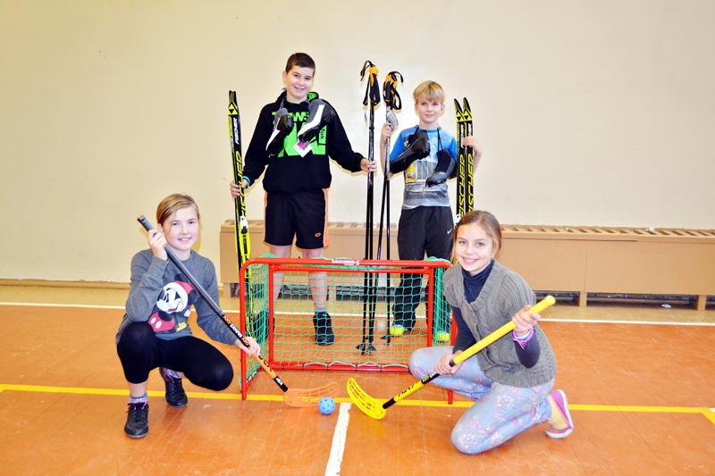 Bauskas pilsētas pamatskolas 5.b klases audzēkņi Elvis Akmentiņš (no kreisās), Mārtiņš Strazdiņš, Liāna Maskale un Līva Narvida priecājas par nupat saņemto slēpošanas un florbola inventāru.
Autors: Kristaps Ābelnieks