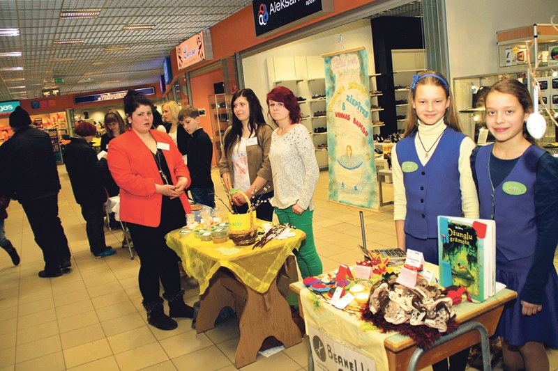 Bauskā, lielveikalā «Rimi», skolēnu mācību uzņēmumu preču gadatirgus risinās jau daudzus gadus, attēlā – tirdzniecība šopavasar.
Autors: no «Bauskas Dzīves» arhīva