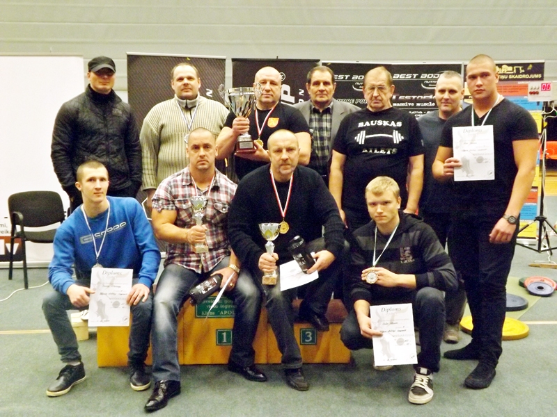 «Bauskas atlēta» komanda Jelgavas atklātajā čempionātā svaru stieņa spiešanā guļus izcīnīja otro vietu.
Autors: Foto no V. Ponomarjova albuma.
