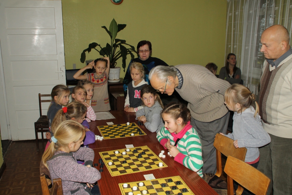 Treneri vēro jauno dambretes spēlētāju sniegumu. 
Autors: Uldis Varnevičs