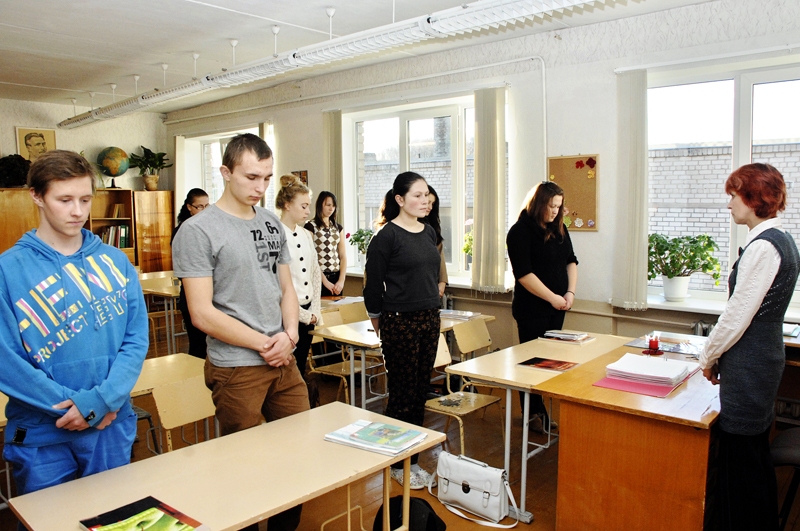 Valles vidusskolā. Skaidrīte Baturoviča (no labās), Vecumnieku novada Valles vidusskolas vēstures skolotāja, un 12. klases audzēkņi ar klusuma brīdi pirmdien pieminēja traģēdijā bojāgājušos. 
Autors: Ivars Bogdanovs
