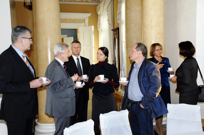 Mežotnes pils attīstību pārspriež Bauskas novada domes priekšsēdētājs Raitis Ābelnieks (no kreisās), Rundāles pils direktors Imants Lancmanis, Mežotnes pagasta pārvaldnieks Normunds Vāvers, VNĪ pārstāve Elīna Veide un attīstības pārvaldes vadītājs Ivars Solovjovs.
Autors: Foto – Ivars Bogdanovs