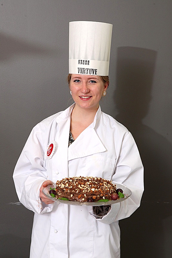 Agnija Ruhocka šogad ar savu «Šokolādes-riekstu krēma torti» izcīnīja otro vietu Kūku cepšanas 
čempionātā. 
Autors: no Ulmaņlaika gardumi facebook.lv lapas