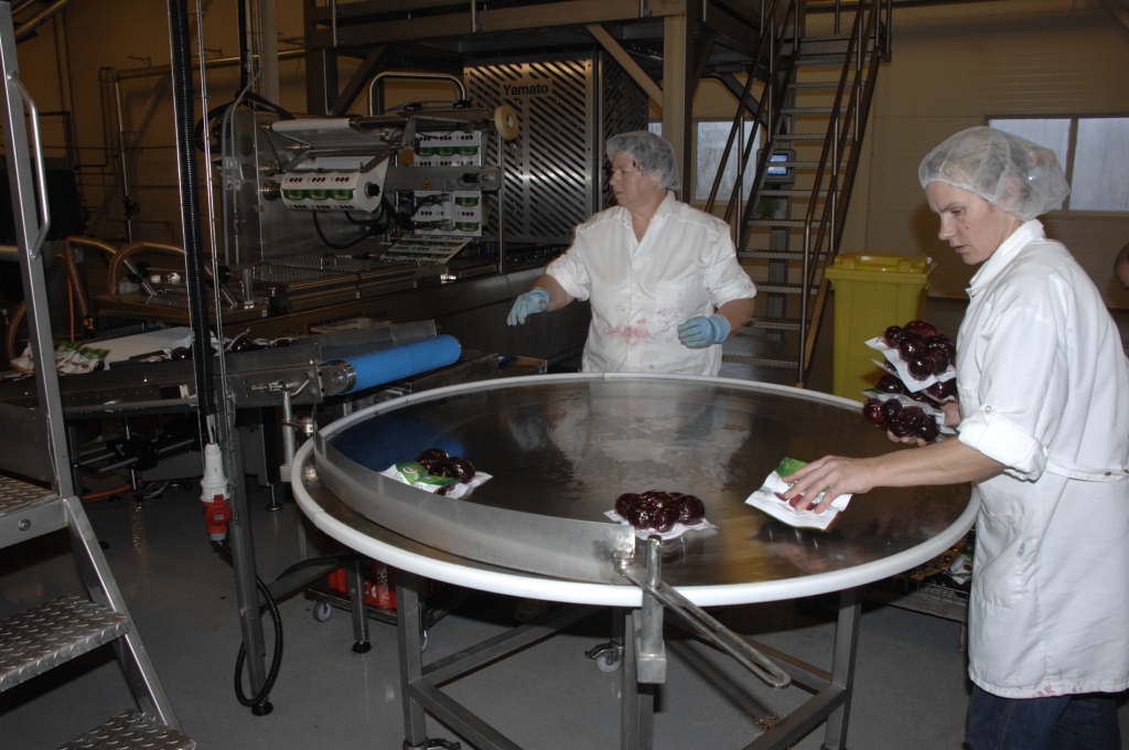 Brunavas pagasta SIA «Jaunkrasts» uzstādīta Eiropā pašlaik viena no modernākajām biešu apstrādes un fasēšanas līnijām. Darbs pie tās atradies arī Brunavas pagasta iedzīvotājām Jolantai Grundulei (no kreisās) un Nijolei Brūverei. 
Autors: Ivars Bogdanovs