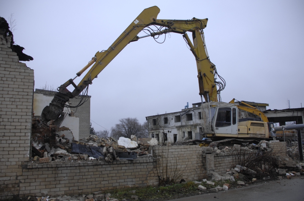 Ražotnes veco ēku nojauc, lai sakārtotu vidi līdzās jaunajai topošajai rūpnīcai.
Vecās piena ražotnes vietā būs topošās sūkalu pārstādes rūpnīcas darba laukumi.


Autors: Ivars Bogdanovs