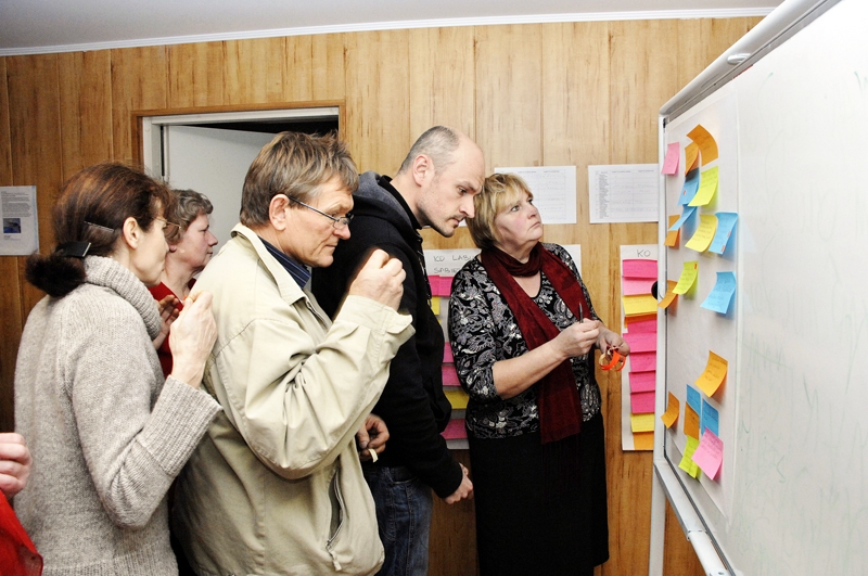 Vecumnieku novada NVO forumā. Diāna Ruģele (no labās), Jānis Folkmanis un Ēriks Pīlādzis pēta foruma dalībnieku sarakstītos nākotnes mērķus.
Autors: Ivars Bogdanovs