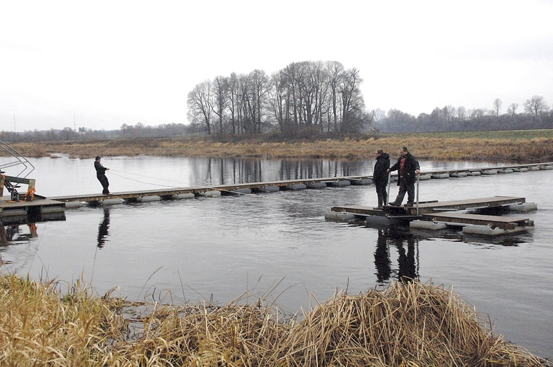 Gājēju tiltiņa pār Lielupi Mežotnē demontāža sākta vienu dienu agrāk, nekā tika solīts iepriekš. 
Autors: Ivars Bogdanovs