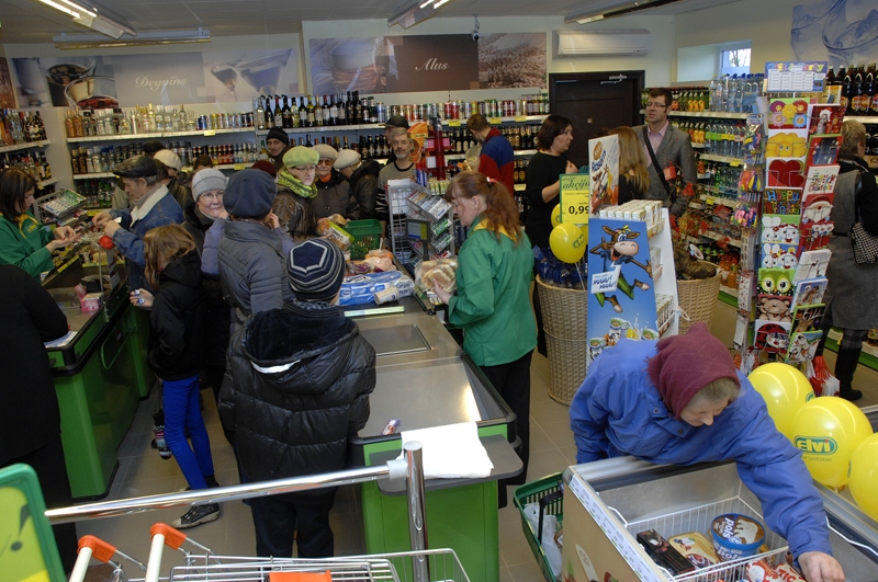 Pēc stāvēšanas garā rindā pirmie pircēji saņēma pārsteiguma balvas.
Autors: Ivars Bogdanovs