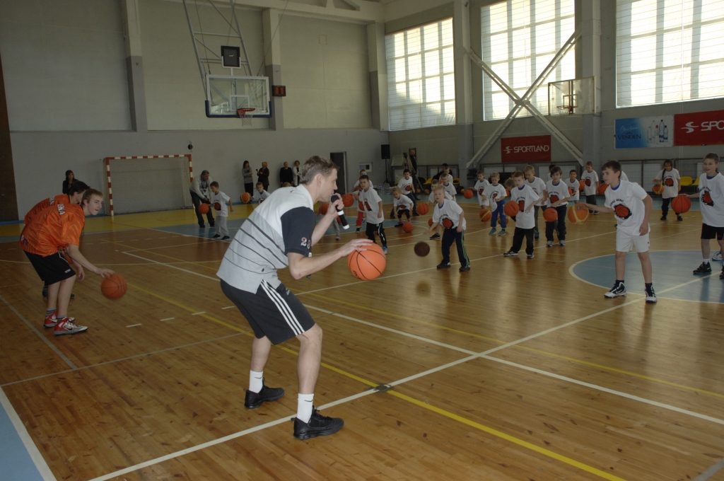 Bauskas novada skolu jaunie sportisti ar azartu piedalījās basketbola stafešu sacensībās. 
Autors: Ivars Bogdanovs