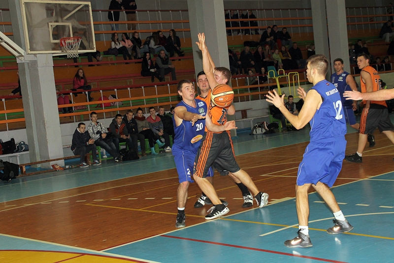 Genādijs Meļņiks (20. numurs) piespēlē bumbu Ivaram Puļķim (12. numurs).
Autors: Uldis Varnevičs