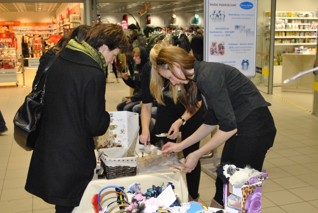 Skolēnu uzņēmumu tirdziņš raisīja Bauskas pircēju lielu interesi, dažās stundās iztukšojot teju visus oriģinālo ražojumu krājumus.
Autors: Antra Ērgle