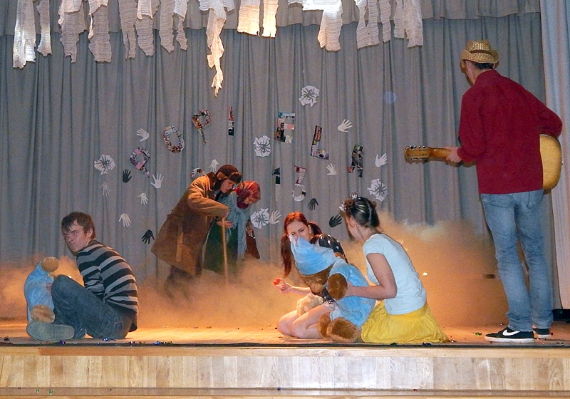 Skaistkalnes vidusskolas 12. klase uzstājas ar grupas «Apvedceļš» dziesmu «Zemenes».
Autors: Foto no L. Silakaktiņas albuma.