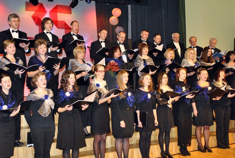 Iecavas jauktā kora jubilejas koncertā skanēja klasiski skaņdarbi un tautasdziesmas diriģentu Lindas un Uģa Matveju vadībā.

Autors: Antra Ērgle