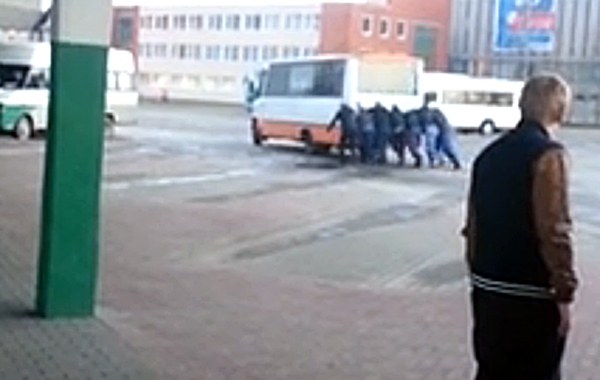 25. novembra rītā autobuss, kuram plkst. 8 bija jādodas reisā no Bauskas uz Rīgu, nevarēja sākt braukt. Lai uzņēmumam piederošais transporta līdzeklis sāktu kustēties, pasažieriem to nācās iestumt.
Autors: kadrs no aculiecinieka filmētā video