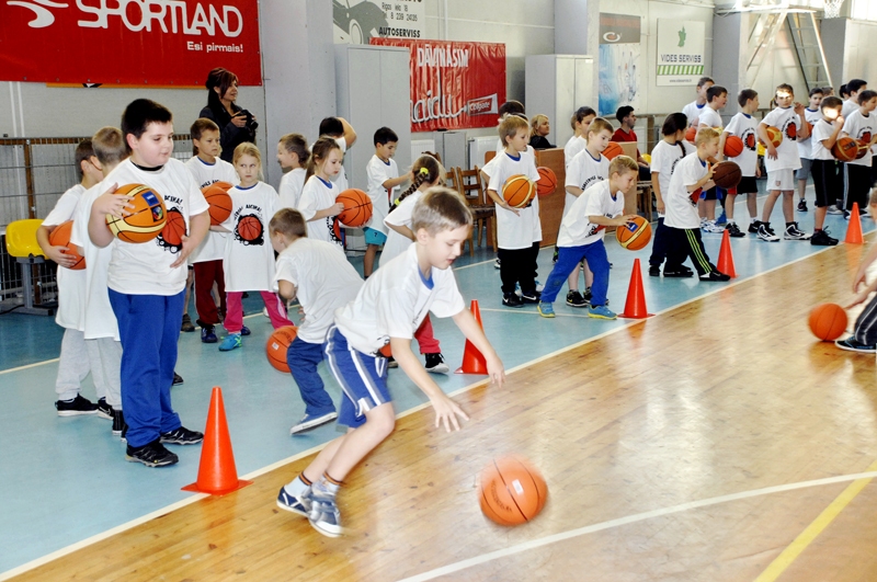 Bauskas novada skolu jaunie sportisti ar azartu piedalījās basketbola stafešu sacensībās.
Autors: Ivars Bogdanovs
