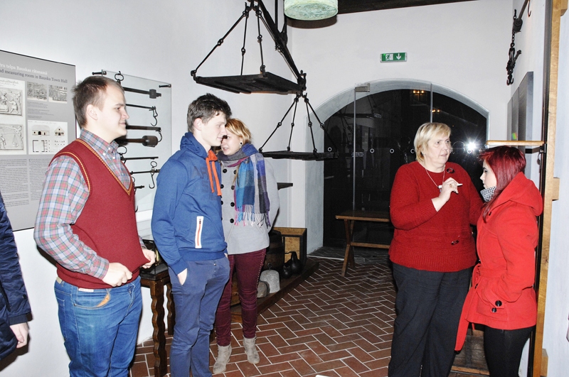 Bauskas Valsts ģimnāzijas audzēkņi Bauskas Rātsnamā izzina ekspozīciju «Sver un mērī Bauskā». Otrā no labās – Tūrisma informācijas centra speciāliste Vija Grūbe.
Autors: Ivars Bogdanovs