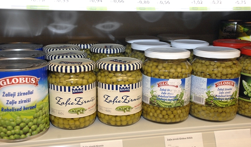 Veikala plauktos konservēto zaļo zirnīšu piedāvājums šķiet pietiekams, tomēr pircēji atzīst, ka labprātāk iegādātos Latvijā audzēto un te pārstrādāto produkciju. 
Autors: Ivars Bogdanovs