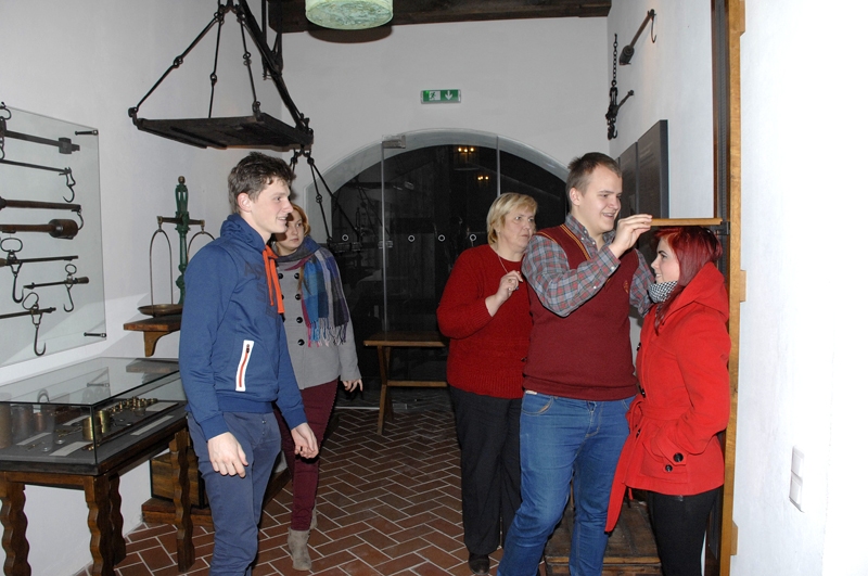 Bauskas Valsts ģimnāzijas audzēkņi Bauskas Rātsnamā izzina ekspozīciju «Sver un mērī Bauskā». 
Autors: Ivars Bogdanovs