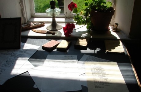 . E. Virzas dzimta mitusi «Billītēs», kas ir vien dažu kilometru attālumā no Iecavas. Dzejnieks un publicists Iecavu pieminējis savos darbos.
Autors: latvia.travel.lv