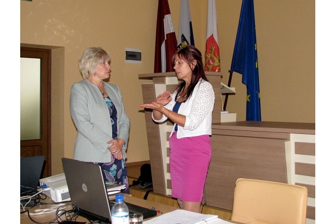 Portāla rīcībā ir neoficiāla informācija, ka sabiedrisko attiecību un tūrisma nodaļas vadītāja amata vietu varētu piedāvāt deputātei Aijai Spriņķei (no kreisās). 
Autors: No «Bauskas Dzīves» arhīva.