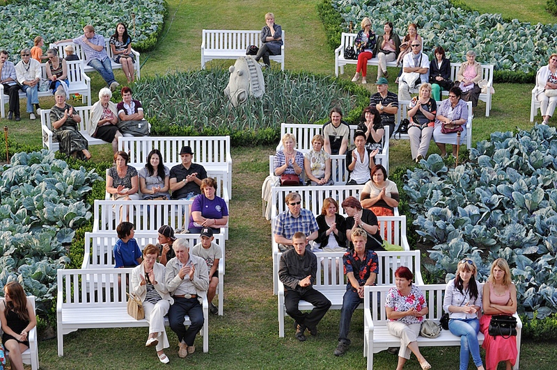 Dārza soli ikdienā atrodas ainaviski skaistākajās vietās, bet brīvdabas koncertos tiek novietoti pie skatuves. 
Autors: no biedrības «Kalna svētību kopiena» arhīva