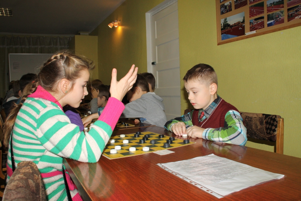 Adelīna Urtāne pie pirmā galdiņa spēlē ar Arkādiju Pašišņaku. 
Autors: Uldis Varnevičs