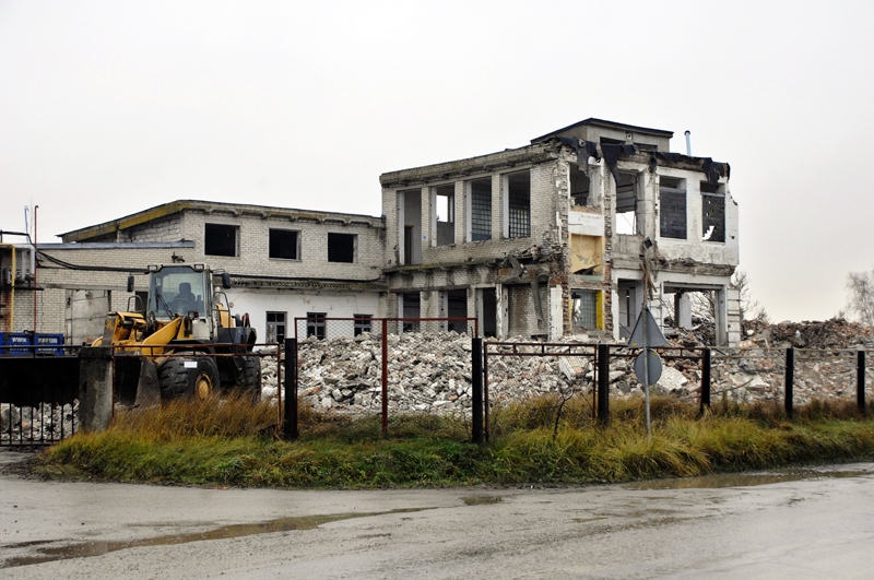 Ražotnes veco ēku nojauc, lai sakārtotu vidi līdzās topošajai sūkalu pārstrādes rūpnīcai. Te būs darba laukumi.
Autors: Ivars Bogdanovs