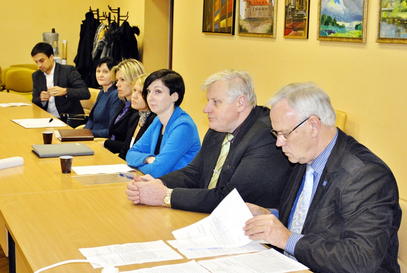 DISKUSIJĀ. Iecavas novada domes priekšsēdētājam Jānim Pelsim (no labās), kā arī pārējiem diskusijas dalībniekiem SIA «Autotransporta direkcija» (ATD) pārstāve Sandra Maļuha (trešā no labās) tikšanās sākumā pavēstīja, ka nekādus stratēģiskos solījumus no Rīgas atbraukušās ATD speciālistes nav tiesīgas sniegt.
Autors: Vilnis Auzāns