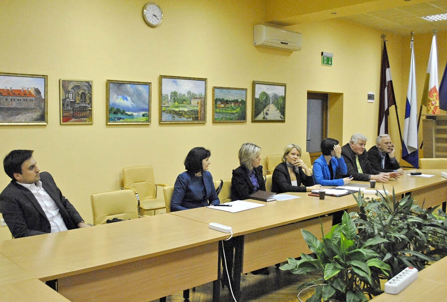 Uz sarunu ar Iecavas un Bauskas novada augstākajām amatpersonām no «Autotransporta direkcijas» bija atbraukušas pārstāves, kuras jau tikšanās sākumā atzina, ka nekādus būtiskus stratēģiskos solījumus nav tiesīgas sniegt, tādējādi paužot galvaspilsētas ierēdņu attieksmi pret vietējo varu, kas pārstāv divu novadu iedzīvotājus.
Autors: Vilnis Auzāns