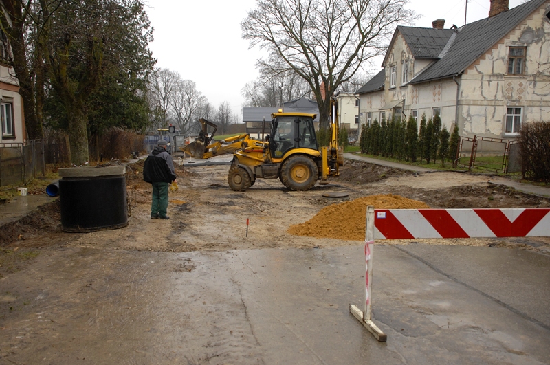 Bauskā satiksmei slēgts Pilskalna ielas posms. Autovadītāji aicināti sekot informācijai par apbraucamajiem ceļiem. 

Autors: Ivars Bogdanovs