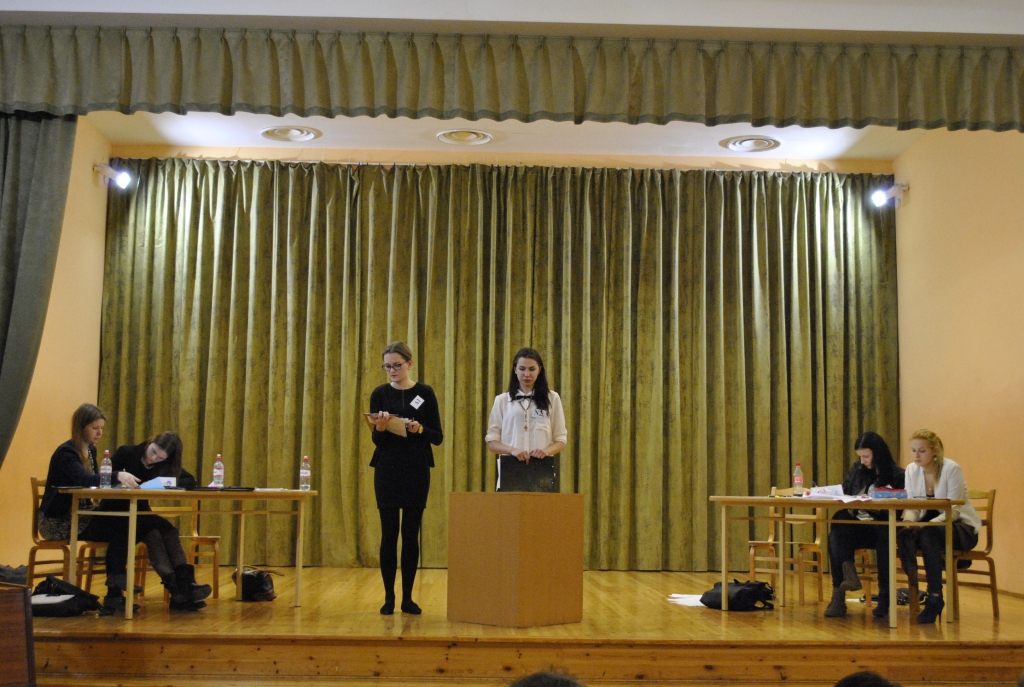 Fināla debatēs Annija Lazdiņa (no labās), Paula Upelniece un Elīna Freimane cīnījās pret Santu Ceru, Ievu Elizabeti Ērgli un Paulu Ķiesneri.

Autors: Antra Ērgle