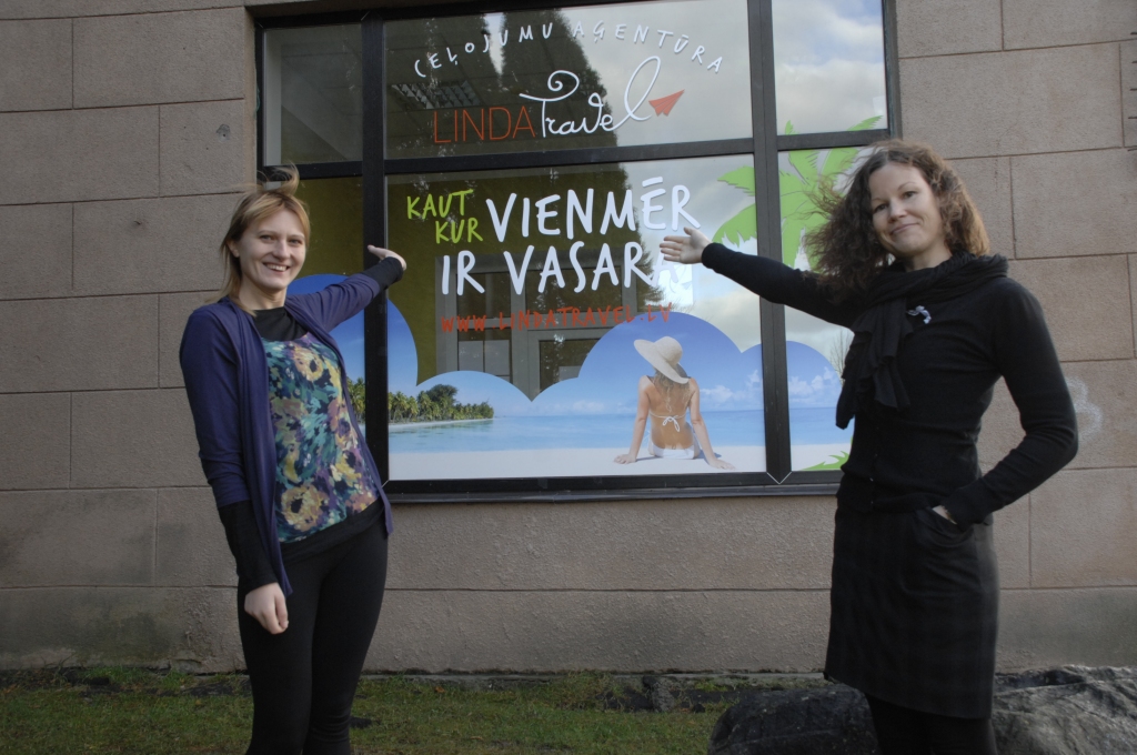 Dzintra Vasiļjeva (no kreisās) un Linda Balode ir gatavas katram atrast piemērotu ceļojumu. 
Autors: Ivars Bogdanovs