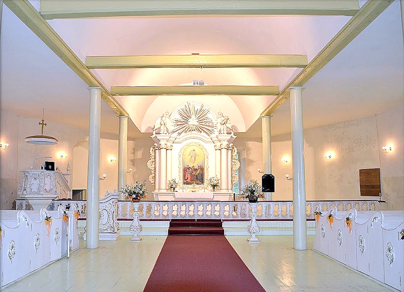 Lielvircavas balti dekorētā baznīca šķiet izgaismota pat mākoņainā laikā. 
Autors: vietas.lv