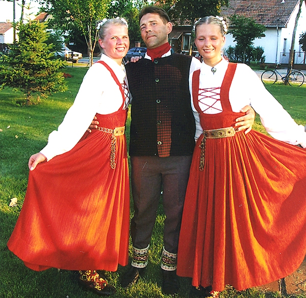 Jubilārs ar divām ukrainietēm 2004. gadā koncerttūrē Ungārijā. 
Autors: no A. Bērziņa albuma