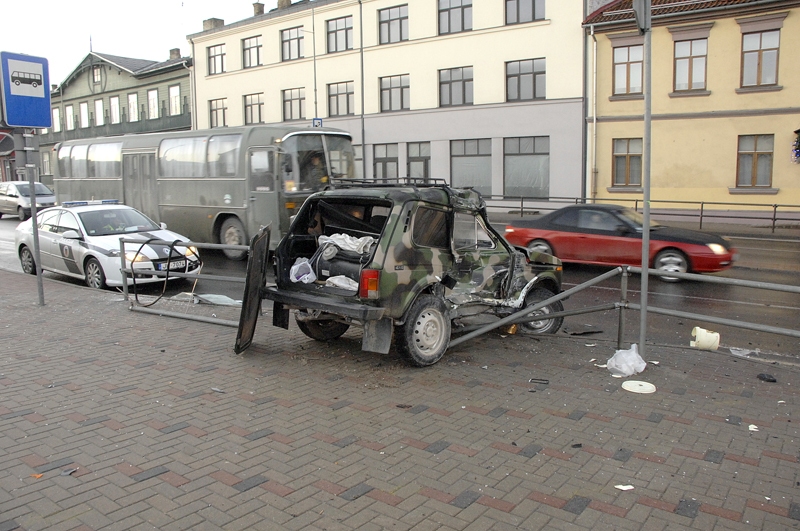 «Ņiva» triju auto sadursmē Bauskā sabojāta visvairāk. 
Autors: Ivars Bogdanovs