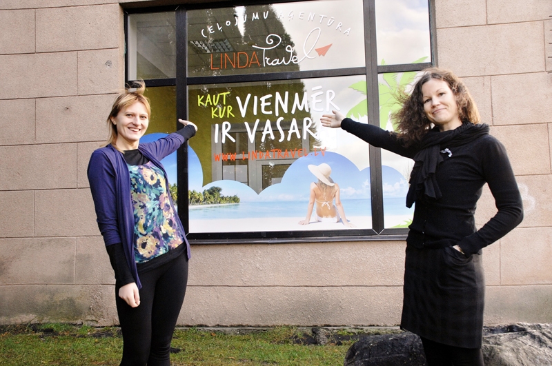 Dzintra Vasiļjeva (no kreisās) un Linda Balode ir gatavas katram atrast piemērotu ceļojumu. 
Autors: Ivars Bogdanovs