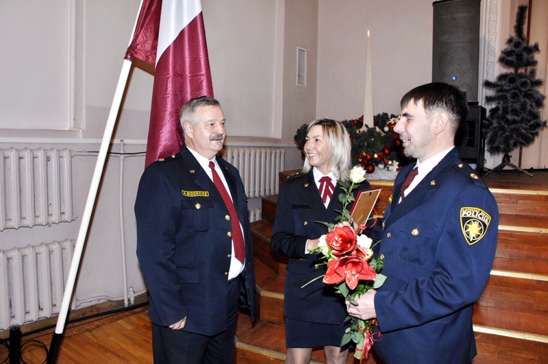 
Bauskas policisti ar saņemtajiem apbalvojumiem Valsts policijas 95. gadadienas svinībās: Aleksandrs Sidorčiks (no kreisās), Kristīne Briede un Armands Staļūns.
Autors: Ivars Bogdanovs