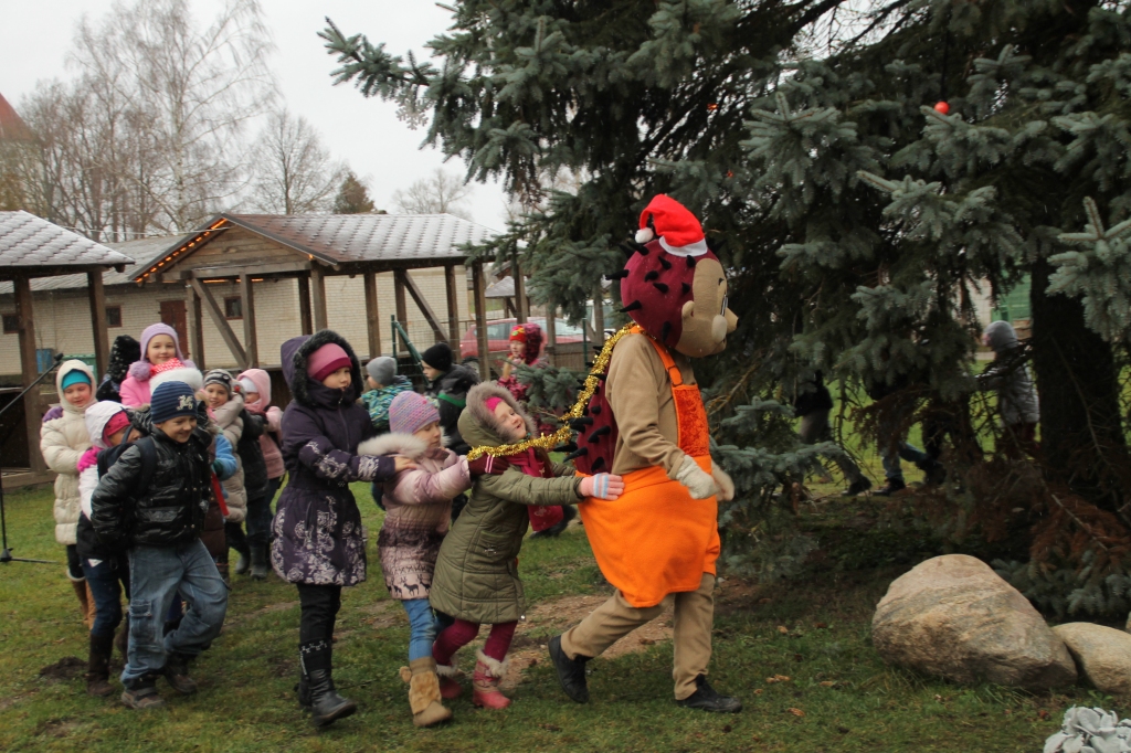 Bērni kopā ar pasaku tēliem rotaļās mīdīja zemi ap egli, lai spējais vējš to ar visām saknēm neaizpūš uz Santa Klausa dzimteni – Lapzemi. 
Autors: Uldis Varnevičs