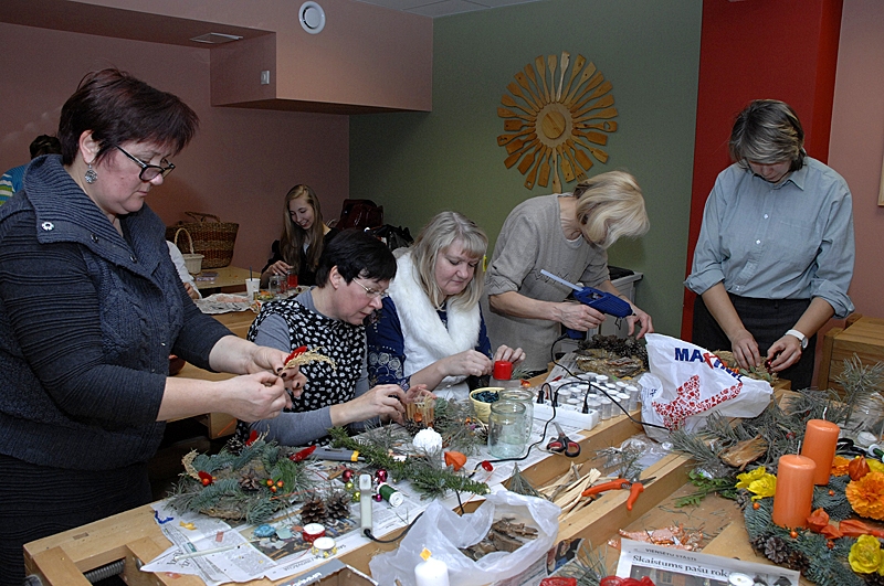 Amatniecības un mākslas centrā «Bauskas skapis» interesenti mācās gatavot telpu rotājumus Ziemassvētkiem. 
Autors: Ivars Bogdanovs
