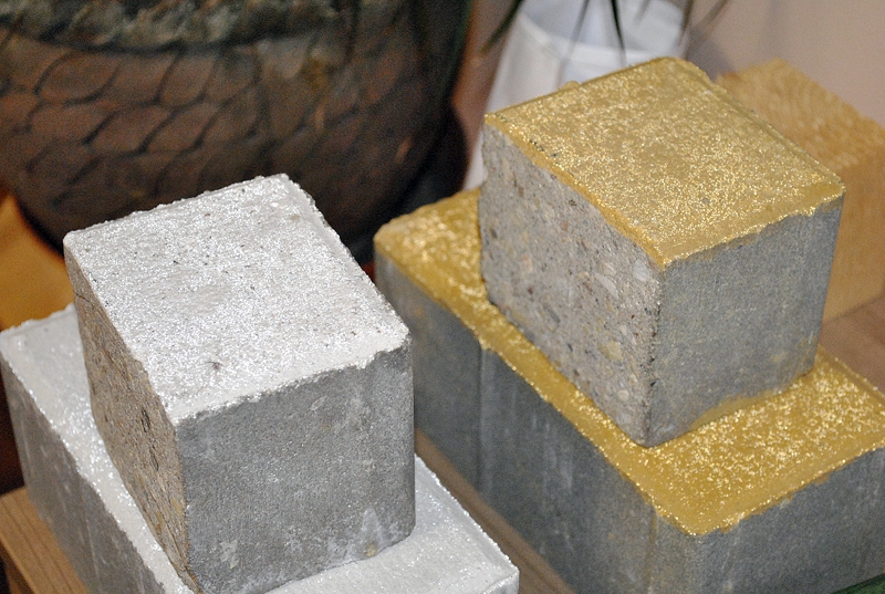 Atstarojošā bruģa sastāvā ir stikla gabaliņi, kas ļauj saglabāt seguma īpašo efektu arī ilgākā kalpošanas laikā.
Autors: Madara Ērgle