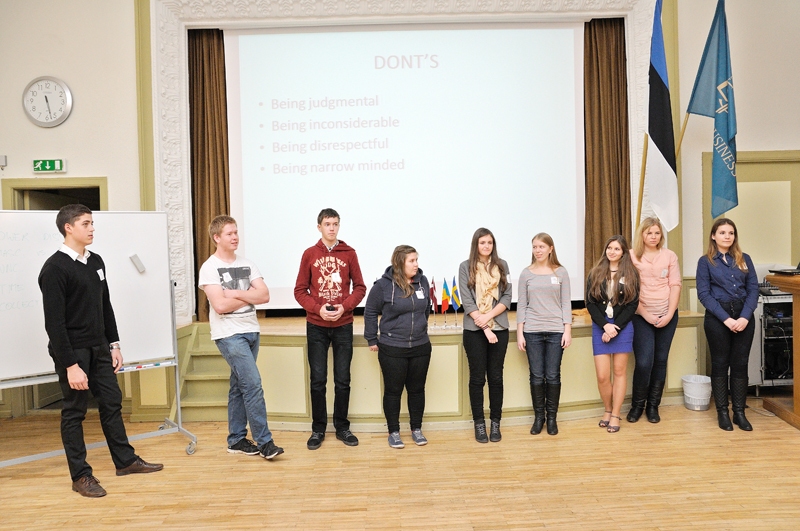 Grupu darba prezentācija par savstarpējo komunikāciju. Trešais no kreisās – SMU «SNK» vadītājs Uldis Urtāns.
Autors: no personiskā albuma