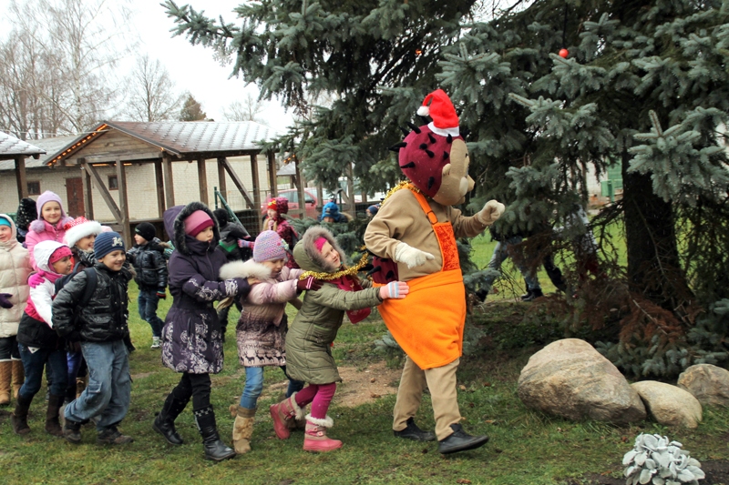 Bērni kopā ar pasaku tēliem rotaļās mīdīja zemi ap egli, lai spējais vējš to ar visām saknēm neaizpūš uz Santa Klausa dzimteni – Lapzemi. 
Autors: Uldis Varnevičs