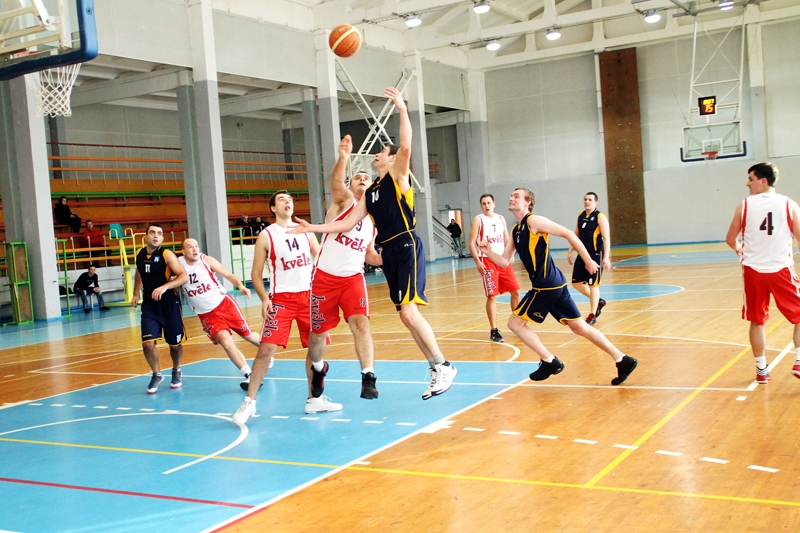 «Code/Kvēle» (baltajos tērpos) basketbolisti «Īslīci» uzvarēja tikai ar divu punktu pārsvaru – 67:65. 
Autors: Uldis Varnevičs