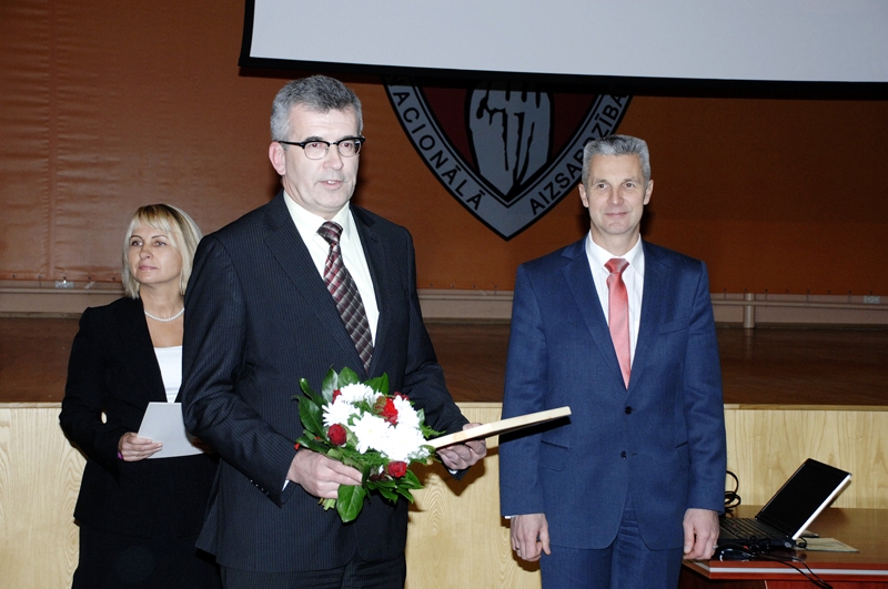 Raitis Ābelnieks, Bauskas novada domes priekšsēdētājs, saņēmis aizsardzības ministra Arta Pabrika goda rakstu pašvaldībai par ieguldījumu un atbalstu jauniešu militāri patriotiskajā audzināšanā.
Autors: Ivars Bogdanovs